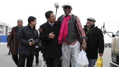 Dennis Rodman chega ao aeroporto de Pyongyang para realizar um jogo de exibição pelo aniversário de Kim Jong-un.