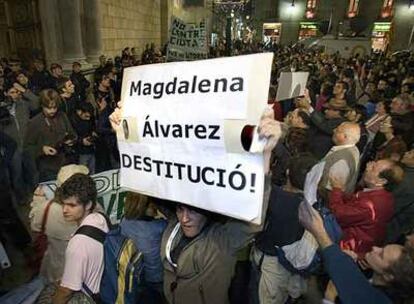 Concentración en la plaza Sant Jaume de Barcelona en protesta por el caos del servicio ferroviario.