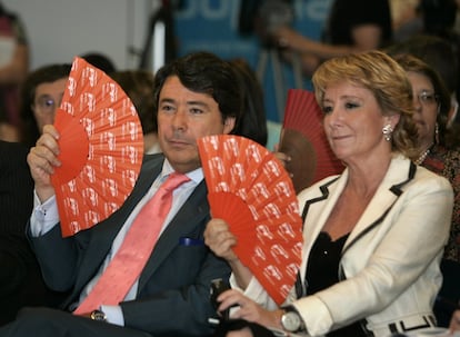 La expresidenta de la Comunidad de Madrid, Esperanza Aguirre, junto a Ignacio González durante un acto para la reelección de la primera el 11 de mayo de 2007.