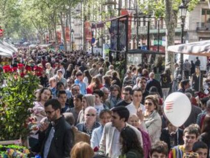 Milers de ciutadans van participar a Barcelona en la diada de Sant Jordi.