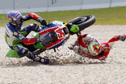 Julián Simón, arrollado por el turco Kenan Sofuoglu en la carrera de Moto2.