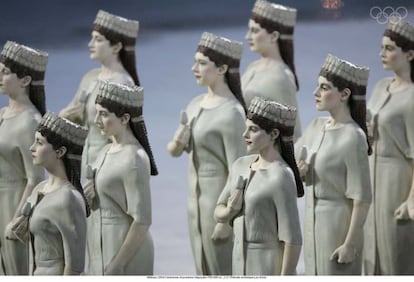 Las referencias a la Grecia clásica fueron el referente de la ceremonia, como con estas mujeres que simulaban ser columnas del periódico arcaico