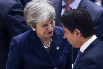 El primer ministro italiano, Giuseppe Conte, habla con Theresa May.