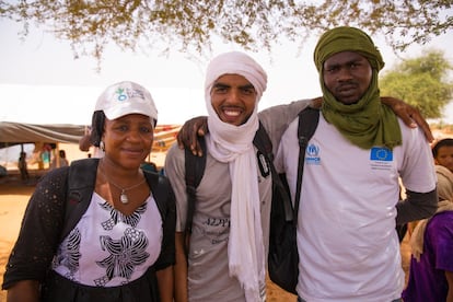 Mariata Amdou N'Gaidé, Promotora de higiene de Acción contra el Hambre en Basikounou, Mauritania, junto a dos de sus compañeros, Sadam Hahaty y Alhamty.