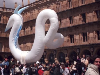 Espect&aacute;culo de calle del grupo de teatro Comediants.