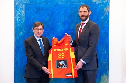 José Ignacio Goirigolzarri, presidente de CaixaBank, y Jorge Garbajosa, presidente de la Federación Española de Baloncesto (FEB), firmaron la renovación del patrocinio entre ambas entidades para los próximos dos años. Con este nuevo acuerdo, la entidad bancaria seguirá vinculado como patrocinador y socio financiero de la FEB, cumpliendo 10 años de compromiso. La renovación afecta a las selecciones españolas masculina y femenina, tanto en categoría absoluta como en las de formación, así como en la promoción del baloncesto popular, como el circuito Plaza 3x3 CaixaBank o el programa de Voluntarios FEB, entre otros.