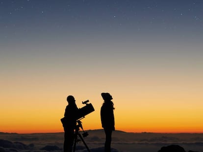 Observación de estrellas durante la excursión que organiza Volcano Teide por el parque nacional del Teide (Tenerife). 