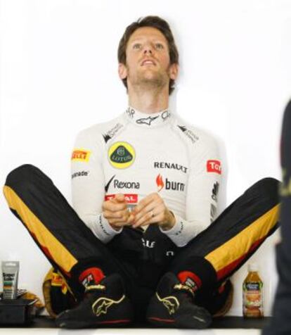 El piloto francés de la Fórmula 1, Romain Grosjean, toma un descanso en el garaje de Lotus