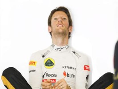 El piloto francés de la Fórmula 1, Romain Grosjean, toma un descanso en el garaje de Lotus