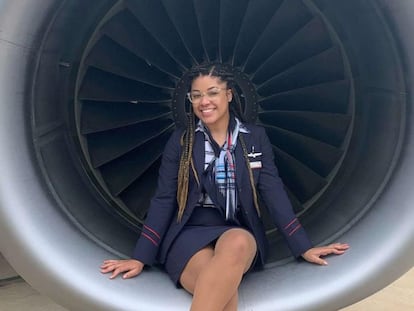 El emotivo discurso a los pasajeros en pleno vuelo de una azafata despedida por la covid