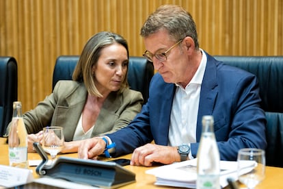 Alberto Núñez Feijóo, en agosto, junto a la secretaria general del PP, Cuca Gamarra, en el Congreso.
