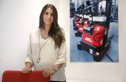 Ver&oacute;nica Pascual Boe, consejera delegada de Asti, junto a uno de los veh&iacute;culos de gu&iacute;ado autom&aacute;tico que produce su empresa. 