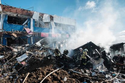 Los bomberos apagaban un fuego en un mercado bombardeado en Bajmut, el 21 de julio.