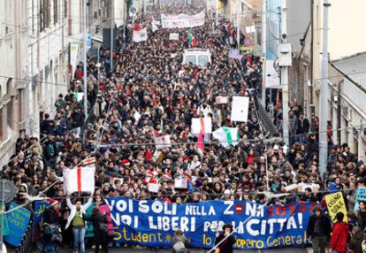 Cientos de estudiantes marchan por las calles de Roma para protestar contra la reforma de la Universidad.
