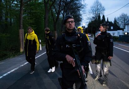 Sven Bender, Marcel Schmelzer y Nuri Sahin del Borussia Dortmund son escoltados por la policía tras el suceso. 