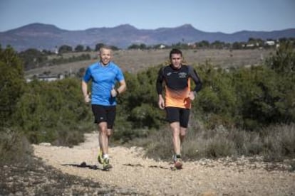 Dos corredores en los terrenos donde está proyectado el espacio comercial.