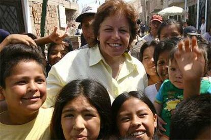 Lourdes Flores posa con niños limeños el pasado 12 de enero, en una foto promocional de su coalición electoral.