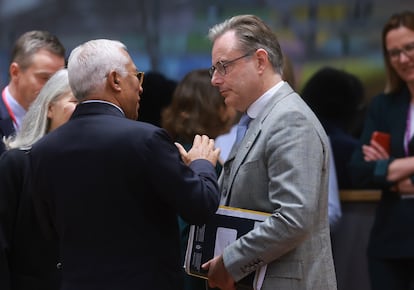 El presidente del Consejo Europeo, António Costa, y el primer ministro belga, Bart De Wever en la cumbre de Bruselas
