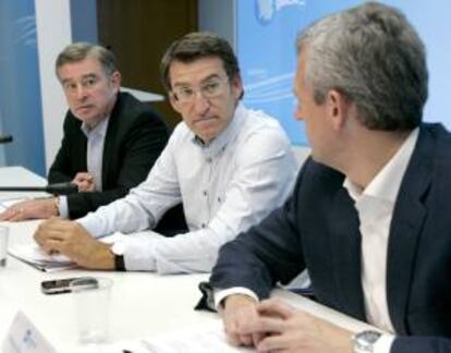 El presidente del PP de Galicia, Alberto Núñez Feijóo (c), conversa con el secretario de organización, Alfonso Rueda (d), en presencia del vicepresidente del partido, José Manuel Barreiro, al finalizar la reunión del Comité de Dirección del partido que se ha celebrado en Santiago de Compostela.