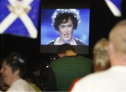 Los espectadores británicos observan la actuación del domingo de Susan Boyle, en la que se convirtió en finalista.