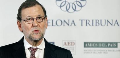 El presidente del Gobierno, Mariano Rajoy, durante su intervención en la tribuna organizada por el diario La Vanguardia, donde ha pedido un "esfuerzo de negociación" ante el debate soberanista catalán y ha admitido que después de que se formen los gobiernos central y catalán "habrá que hablar".