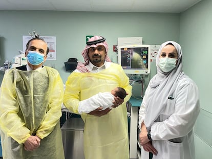 El marido de la embarazada con insuficiencia cardiaca posa después del parto con su bebé. A los lados, el cardiólogo Jehad Al Buraiki y la doctora Nada AlSahan, especialista en medicina materno-fetal.