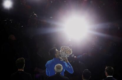 El tenista serbio Novak Djokovic besa su trofeo tras ganar el Abierto de Australia, el 1 de febrero de 2015.