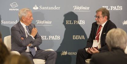 Mario Vargas Llosa conversa con el presidente de EL PAÍS, Juan Luis Cebrián.