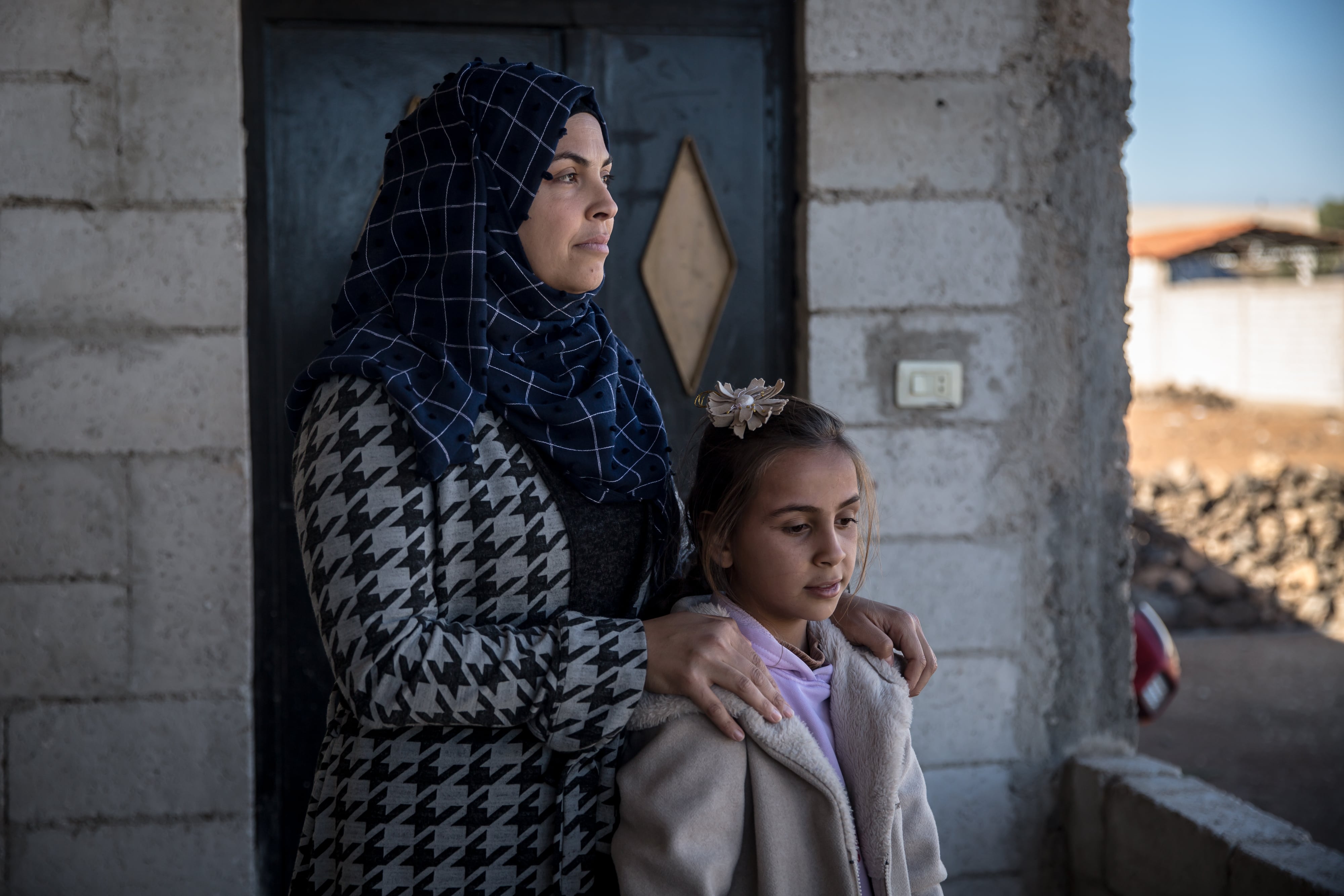 La mujer de Abdulah al Akhras, Marwa Yamal el Ali, y su hija, en su casa en Ghabaghib, sur de Siria.