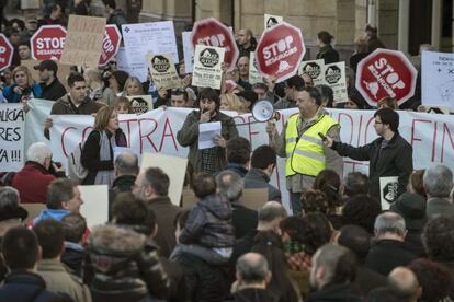 GRA207. BILBAO, 16/02/2013.-  Manifestaci&oacute;n, convocada por la Plataforma de Afectados por la Hipoteca, para reivindicar el derecho a la vivienda, el fin de los desahucios, la daci&oacute;n en pago retroactiva y los alquileres sociales que ha arrancado esta tarde en el centro de Bilbao con la participaci&oacute;n de miles de personas.     EFE/MIGUEL TO&Ntilde;A