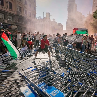 Protesters block the road in an attempt to disrupt the twenty-first stage of the Spanish cycling race La Vuelta, from Alalpardo to Madrid, Spain, Sunday, Sept. 14, 2025. (AP Photo/Manu Fernández)