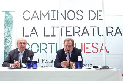 El ex primer ministro de Portugal Francisco Pinto Balsem&atilde;o y el presidente de EL PA&Iacute;S, Juan Luis Cebri&aacute;n, hoy en la Feria del Libro.