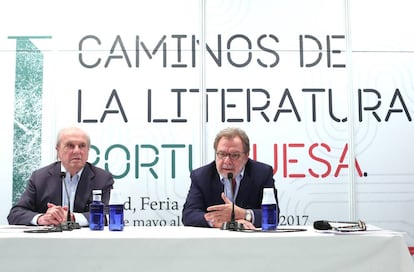 El ex primer ministro de Portugal Francisco Pinto Balsem&atilde;o y el presidente de EL PA&Iacute;S, Juan Luis Cebri&aacute;n, hoy en la Feria del Libro.