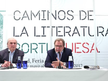 El ex primer ministro de Portugal Francisco Pinto Balsem&atilde;o y el presidente de EL PA&Iacute;S, Juan Luis Cebri&aacute;n, hoy en la Feria del Libro.