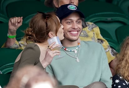 Pete Davidson recube un beso de la actriz británica Phoebe Dynevor en Londres durante el verano de 2021.