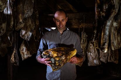 Manuel Quintana, con un Jamón de Tudanca, de su carnicería Quintana. Foto proporcionada por el establecimiento.