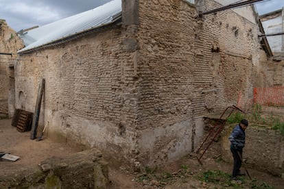 Un hombre trabaja junto al arco de la discoteca donde los arqueólogos han encontrado la sinagoga del siglo XIV.