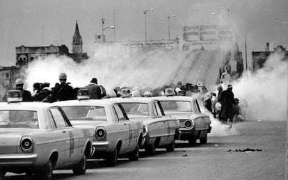 Los gases lacrim&oacute;genos envuelven a los primeros manifestantes que intentaron cruzar el puente de Selma en marzo de 1965. 