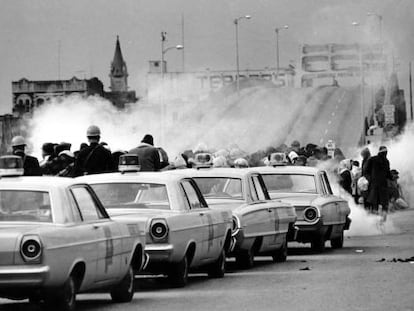 Manifestantes que tentaram cruzar a ponte de Selma, em 1965, são alvejados com gás lacrimogêneo.
