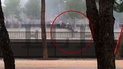 Captura de vídeo de un momento de la pelea en que uno de los ultras es arrojado al río Manzanares.
