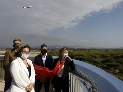 La alcaldesa de Barcelona, Ada Colau, y la vicepresidenta del Gobierno, Yolanda Díaz, visitan La Ricard, este jueves.