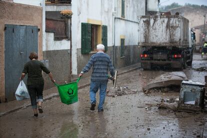 Sant Llorenç se ha convertido en un lodazal tomado por las grúas, los muebles rotos y el ritmo frenético de sus habitantes para limpiarlo.