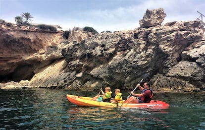 Excursión con niños en kayak por calas de la isla.