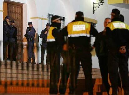 Varios policías vigilan el Ayuntamiento de Alhaurín el Grande tras la detención de su alcalde.