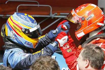 Fernando Alonso da la enhorabuena a Michael Schumacher por su triunfo.