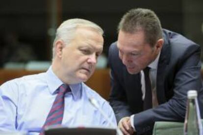 (i-d) El vicepresidente de la Comisión Europea, Olli Rehn, conversa con el ministro de Economía griego, Yannis Stournaras, al inicio de una reunión del Ecofin celebrada en Bruselas (Bélgica). EFE/Archivo