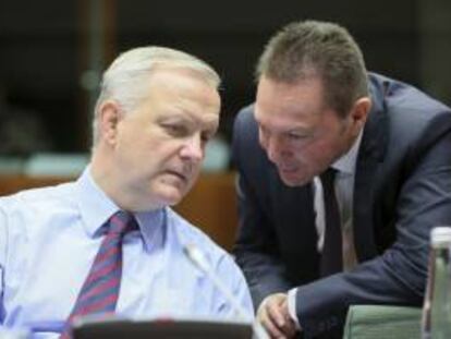 (i-d) El vicepresidente de la Comisión Europea, Olli Rehn, conversa con el ministro de Economía griego, Yannis Stournaras, al inicio de una reunión del Ecofin celebrada en Bruselas (Bélgica). EFE/Archivo