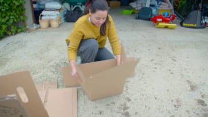 Alicia Iglesias prepara una caja.