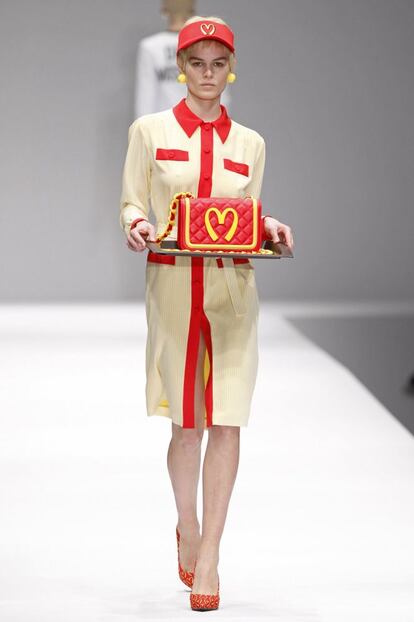 Un diseño de Jeremy Scott para la colección de otoño/invierno 2014 de Moschino, prsentada en la Semana de la Moda de MIlán. Parte de la línea toma como referencia la comida rápida: desde las hamburguesas a las chocolatinas.