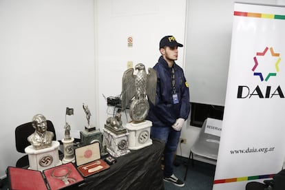 "La causa está bajo secreto de sumario y todavía no podemos saber cuáles son las conexiones", ha aclarado la ministra de Seguridad, Patricia Bullrich. En la foto, un agente de la Policía Federal Argentina custodia las piezas durante un acto en la sede de la Delegación de Asociaciones Israelitas Argentinas.